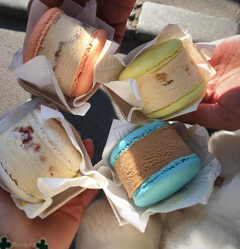 Macaroon Ice Cream, Macaron Ice Cream, Macaron Ice Cream Sandwich, Pretty Dessert, Ice Cream Sandwiches, Cream Sandwich, Cute Desserts, Ice Cream Sandwich, Beautiful Food