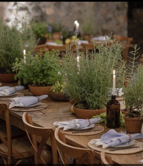 Italian Dinner Party Decor, Garden Tablescape, Tuscan Food, Green Tablescape, Dinner Party Table Settings, Rustic Table Setting, Italian Party, Dinner Party Table, Party Table Settings