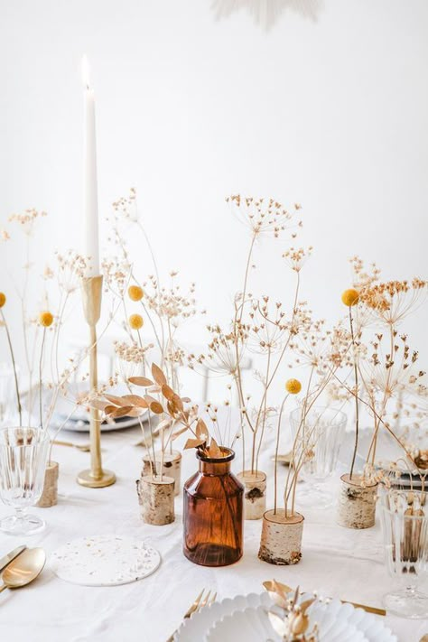 Love the dried foliage and flowers in this table setting. Would make a beautiful minimalist wedding table🍂 Flower Table Decorations, Modern Table Decor, Rustic Wedding Decorations, Tafel Decor, Wedding Floral Centerpieces, Unconventional Wedding, Thanksgiving Table Settings, Table Styling, Deco Floral