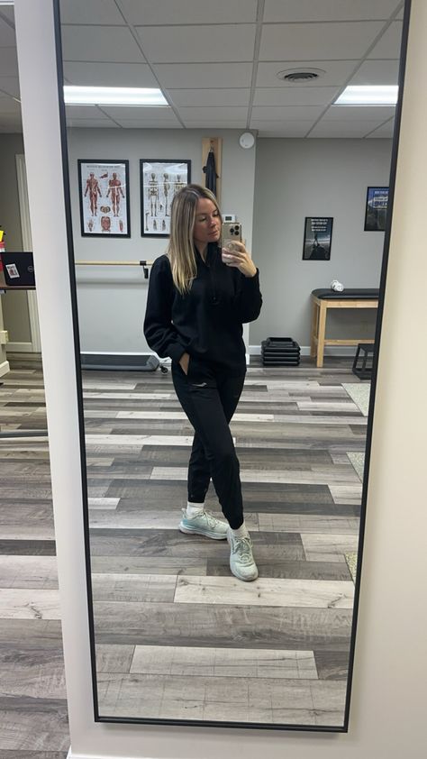 Physical therapist assistant outfit for an outpatient orthopedic clinic. Outfit reflects a fall/winter outfit. #saucony #hoka #amazonmusthaves #popsockets #casetify Chiropractic Assistant Outfit, Physical Therapist Assistant Outfit, Chiropractor Outfit Women, Occupational Therapy Work Outfits, Pt Tech Outfit, Pediatric Therapist Outfit, Physical Therapist Work Outfits, Physical Therapist Outfits Women, Physical Therapist Assistant Aesthetic