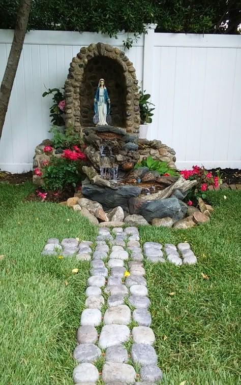 Virgin Mary Altar Outside, Virgin Mary Home Altar, Backyard Statue Ideas, Marian Garden Catholic, Diy Grotto, Altar Para La Virgen Ideas En Casa, Prayer Garden Ideas Backyards, July 4 Dessert, Mary Garden Catholic