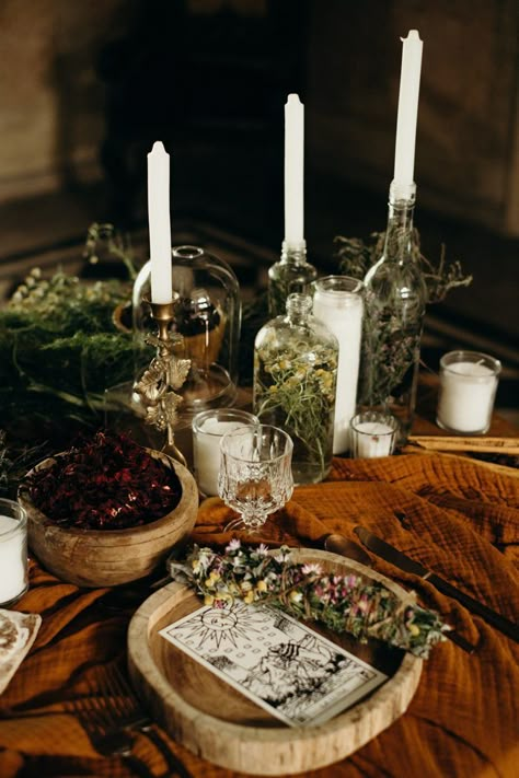 Witchy Wedding Table Setting, Spiritual Wedding Decor, Pagan Wedding Table Decor, Pagan Cake Ideas, Mystical Fairy Wedding, Pagan Bridal Shower Ideas, Witchy Centerpieces Wedding, Witchy Wedding Altar, Pagan Wedding Centerpieces