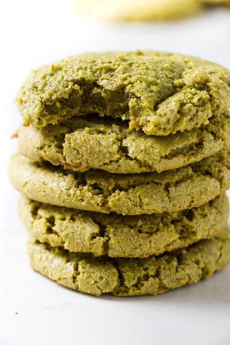 Chewy pistachio cookies are rich and nutty with a delightfully fudge-like texture! They're entirely flourless which makes them gluten-free. Matcha Sugar Cookies, Matcha Cookies Recipe, Green Cookies, Matcha White Chocolate, Resepi Biskut, Pistachio Recipes, Matcha Cookies, Pistachio Cookies, Matcha Recipes