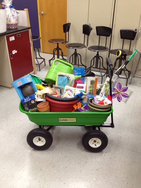 School raffle basket. Garden theme. Tricky Tray Baskets, Silent Auction Basket, Tricky Tray, Auction Gift Basket Ideas, Fundraiser Baskets, Theme Baskets, Silent Auction Baskets, Gardening Gift Baskets, Auction Basket