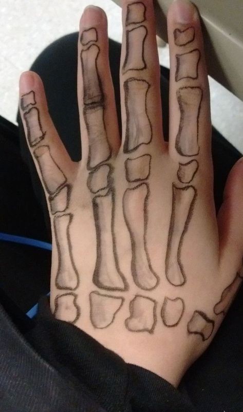 Hand Painting Skeleton, Skull Drawing On Hand, Fun Things To Draw On Your Hand, Bone On Hand Tattoo, Things To Draw On Ur Arm, Skeleton Drawing On Hand, Drawing On Arm Ideas, Draw On Hand, Drawing On Hand Ideas