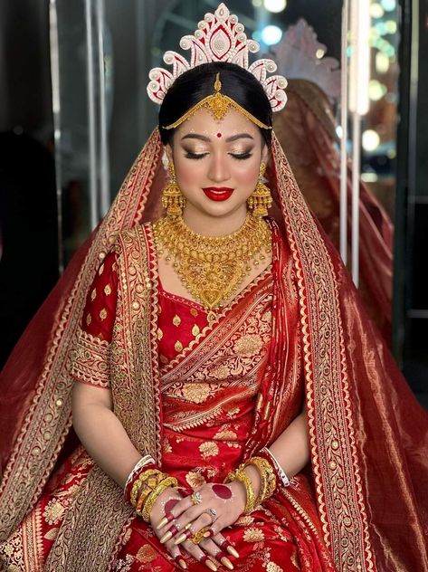 Bangoli Bride Bengali Wedding, Bengali Bride Simple Look, Sabyasachi Bengali Bride, Bengali Wedding Makeup, Simple Bengali Bridal Look, Bengali Wedding Saree, Bengali Bride Look, Bengali Reception Bridal Look, Reception Look Bride Indian