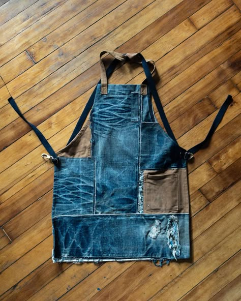 Chantal Galipeau apron Denim Waist Apron, Apron From Old Jeans Diy, Apron Made From Mens Shirts, Diy Jean Apron, Jean Apron Diy Recycled Denim, Upcycle Apron, Denim Apron Diy Recycle Jeans, Things To Do With Old Jeans, Jeans Apron