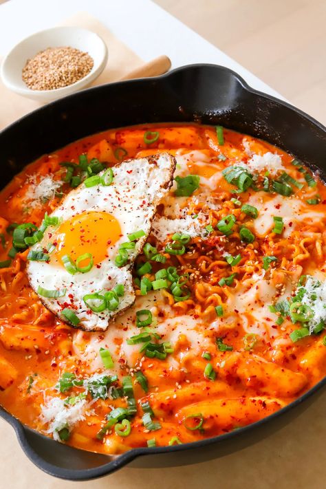 Rabokki - Korean Rice Cakes and Ramen | Moribyan Korean Rabokki, Banana Bread Waffle Recipe, Chipotle Chicken Copycat, Middle Eastern Recipes Arabic Food, Hadid Pasta, Vanilla Homemade, Shortcake Cookies, Korean Rice Cakes, Gochujang Chicken