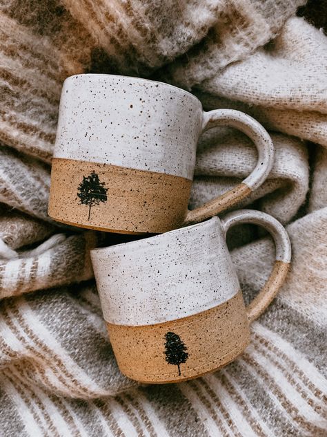 Pine Tree Pottery, Mug Ceramic Ideas, Ceramics Painting Ideas, Simple Ceramics, Tea Cup Pottery, Pottery Carving, Mug Decor, Mug Inspiration, Painting Ceramics