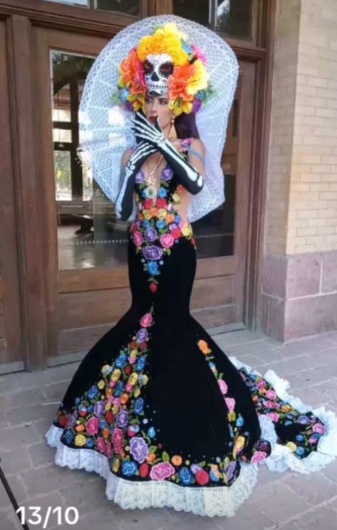 Mexicana Aesthetic, Hallowen Crafts, Dia De Los Muertos Decorations Ideas, Fashion Show Ideas, Sugar Skull Makeup, Skull Makeup, Día De Muertos, Dia De Muertos, Day Of The Dead