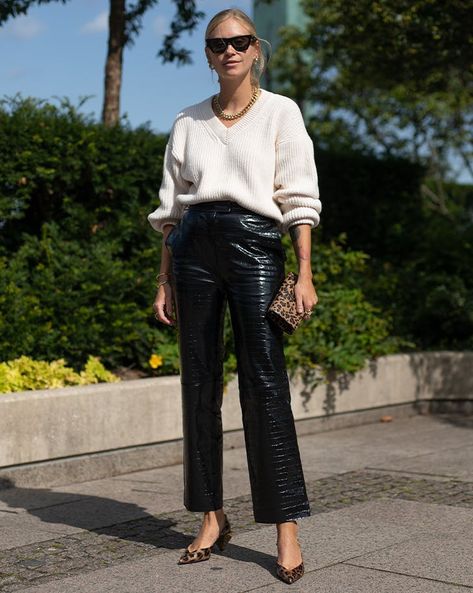 Leather Pants Street Style, Leather Pants Outfit Winter, Black Leather Pants Outfit, How To Style Leather Pants, Faux Leather Pants Outfit, Outfit Trabajo, September Outfits, Winter Pants Outfit, Pleather Pants