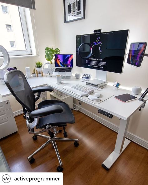 #Sponsored This is a beautiful setup….what do you think?

Via activeprogrammer Graphic Design Workspace, Art Studio Setup, Library Room Decor, My Office At Work, Anime Hypebeast, Workstation Home Office, Workstation Home, Vanity Setup, Aesthetic Setup