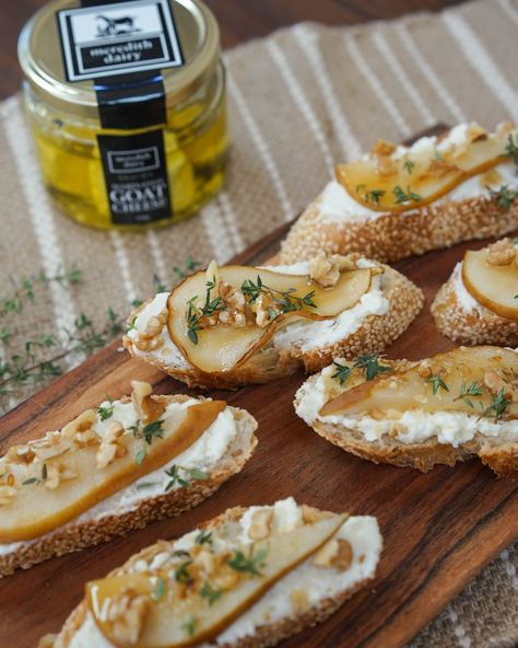 Pear Ricotta, Ricotta Crostini, Crostini Recipe, Crostini Recipes, Toasted Bread, Fall Foods, Holiday Appetizers, Snacks Für Party, Rachael Ray