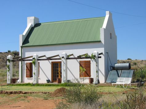 #3 Dutch Gable and wall style roof. High-pitched roof line. Walls on both sides of the roof coming up further than everything else. Contemporary Gable Roof, Cape Dutch Style Homes, Gable House Plans, Dutch Gable, Dutch Cottage, Cape Dutch Architecture, Old Style House, Dutch Houses, Cape Dutch