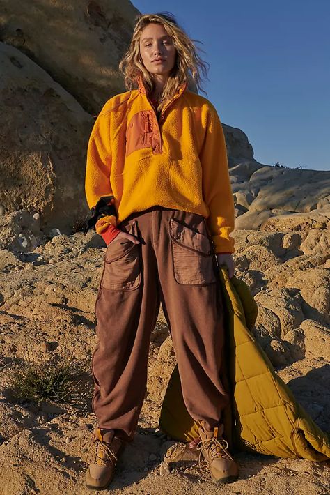 Free People Comfy Outfit, Cool Hiking Outfit, Granola Girl Clothes, Mustard Pants Outfit, Freepeople Style, Camping Style Clothes, Granola Fashion, Traveling Clothes, Free Spirit Fashion