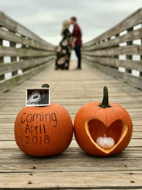 Pumpkin Head Photoshoot Maternity, Pumpkin Gender Reveal Photoshoot, Pumpkin Carving Pregnancy Announcement, Halloween Pregnancy Announcement Photos, Pregnancy Announcement Fall Ideas, Fall Pregnancy Announcement Outfit, Family Fall Maternity Photos, October Pregnancy Photoshoot, October Maternity Photoshoot