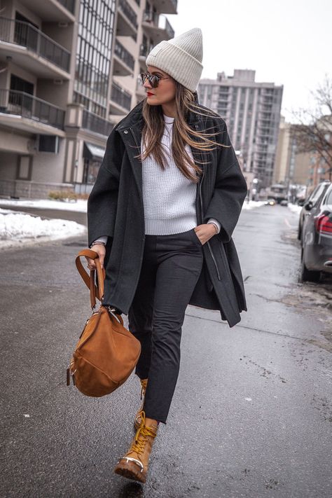 Nathalie Martin Style, Style Esthetics, Joggers With Boots, Joggers And Boots, Nathalie Martin, Beanie Outfit, Layered Fashion, Womens Business Casual, White Sweater