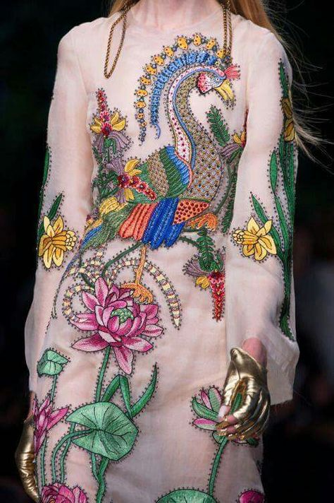 Detail Couture, Milano Fashion Week, Embroidery Designs Fashion, Couture Details, Milan Fashion Weeks, Textiles Fashion, Mode Inspiration, Fashion Details, Fashion Week Spring