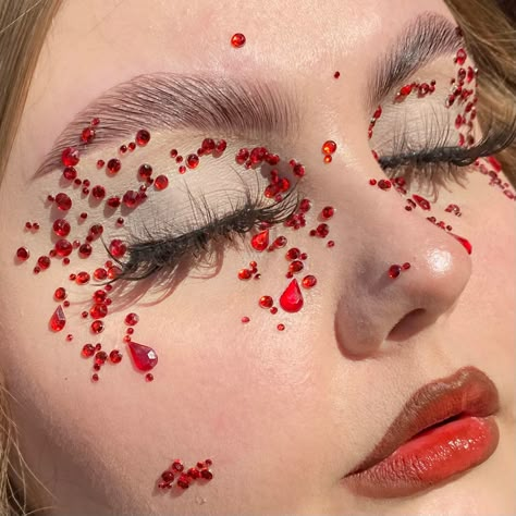 Close Up Portrait Photography, Blood Makeup, Close Up Portrait, Red Makeup, Creative Eye Makeup, Photoshoot Idea, Close Up Portraits, Creative Eye, Make Up Inspo