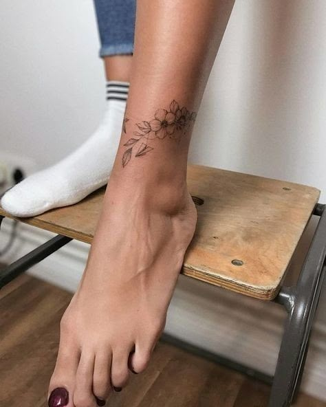 39 Tatouages chevilles à la fois discrets, délicats et sensuels - Astuces de filles Cute Ankle Tattoos For Women, Bracelet Tattoos With Names, Wrap Around Ankle Tattoos, Anklet Tattoos For Women, Anklet Tattoo, Tattoos Nature, Tattoo Ankle, Cuff Tattoo, Ankle Tattoo Designs