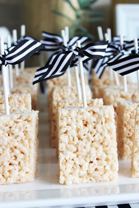 White Party Snacks, Black And White Snacks, White Snacks For Party, White Party Food Ideas, Black And White Desserts, White Party Food, All Black Birthday Party, White Party Foods, Black And White Party Decorations