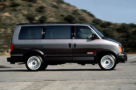 1990-05 Chevrolet Astro | Consumer Guide Auto Chevy Astro Van, Chevrolet Van, Vintage Cars 1950s, Chevrolet Apache, Astro Van, Old School Vans, Stunt Bike, Gmc Safari, Chevy Van