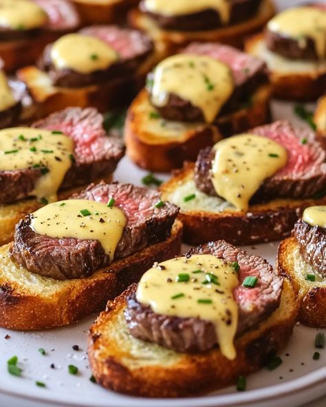 Grilled Beef Tenderloin Crostini, Steak Bites On Crostini, Beef Bites Appetizer, Wedding Main Dish Ideas, Dinner With Baguette, Carne Asada Appetizers, Cocktail Dinner Party Food, Cold Beef Appetizers, Beef Party Appetizers