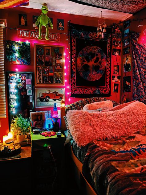 Hippie room bright led lights christmas lights plants posters crystals clay art indie Hippie Room Ideas, Hippie Room, Hippie Room Decor, Bed Room, The Wall, Bedroom Ideas, Room Ideas, Room Decor, Bedroom