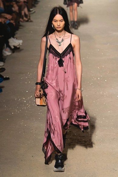 Coach 1941 Spring 2019 Ready-to-Wear collection, runway looks, beauty, models, and reviews. Ropa Upcycling, Women Fashion Ideas, Coach 1941, Mode Boho, Bohol, Vogue Russia, Moda Vintage, 가을 패션, Mode Inspiration