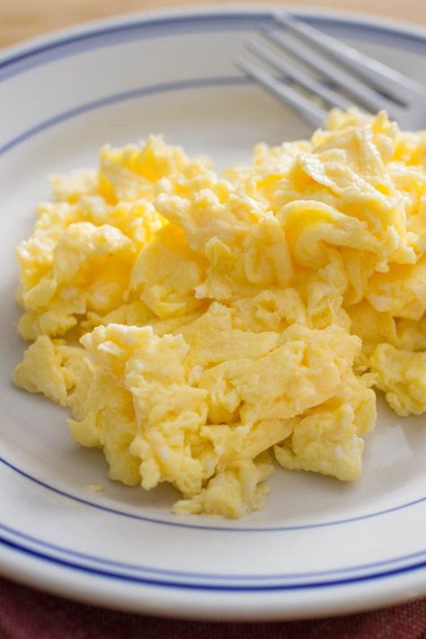 Easy Scrambled Eggs, Best Scrambled Eggs, Scrambled Eggs With Cheese, Eggs Scrambled, Country Breakfast, Fluffy Scrambled Eggs, Thm Breakfast, Cook Eggs, Scrambled Eggs Recipe