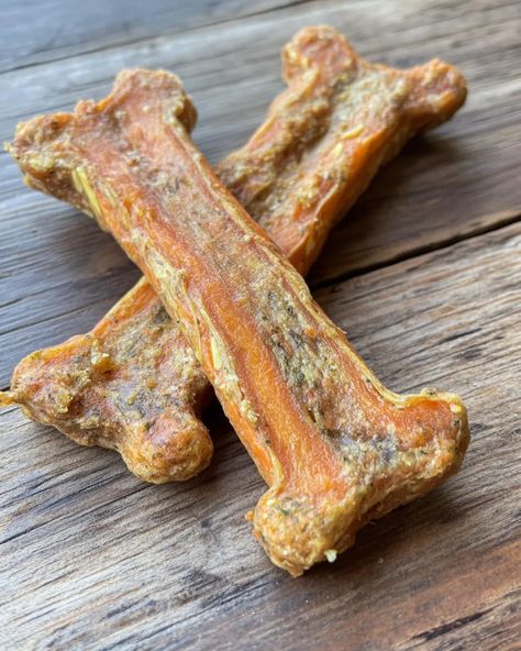 Apple and Carrot Hard Bones for Dogs: Homemade Treat for Pups - mydogrecipe Healthy Snacks For Dogs Pet Treats, Rosemary Dog Treats, Dog Bone Treat Recipes, Best Vegetables For Dogs, Homemade Dog Food Storage, Baked Dog Treats Recipes Pumpkin, Homemade Puppy Teething Treats, Dog Mint Treats, Eggless Dog Treats