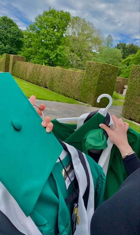 Green Graduation Aesthetic, Picture Day Aesthetic, Graduation Day Aesthetic, University Graduation Aesthetic, Green Graduation Gown, College Graduation Aesthetic, Picture With Friends, Graduation Drawing, Graduation Aesthetic