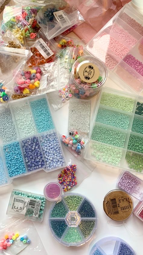 Bead Aesthetic Wallpaper, Beading Aesthetic, Bracelet Making Aesthetic, Jewelry Making Aesthetic, Bead Aesthetic, Beads Aesthetic, Girly Bracelets, Bead Studio, Crystal Bead Jewelry