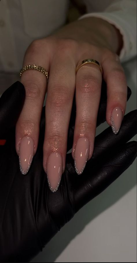 Classy Nails For Prom, Nail For Black Dress, Classic Nails Design, Prom Nails Chrome, Almond Nails Fancy, Cool Nails 2024, Basic Nails Summer, Ombre Silver Nails, Nails Acrylic Metallic Silver