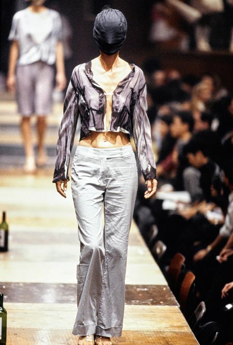 Maison Margiela Spring 1996 Ready-to-Wear Collection Photos - Vogue Margiela 90s, 90s Fashion Show, 90s Fashion Models, Niki Taylor, 90s Fashion Women, 90s Fashion Grunge, Clueless Outfits, 90s Fashion Outfits, Gwen Stefani