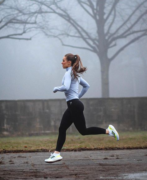 Run Photo, Running Winter Outfit, Running Outside Aesthetic, Active Girl Aesthetic, Running Aesthetic Winter, Running Winter, Running In The Cold, Running Outfit Winter, Health And Fitness Aesthetic