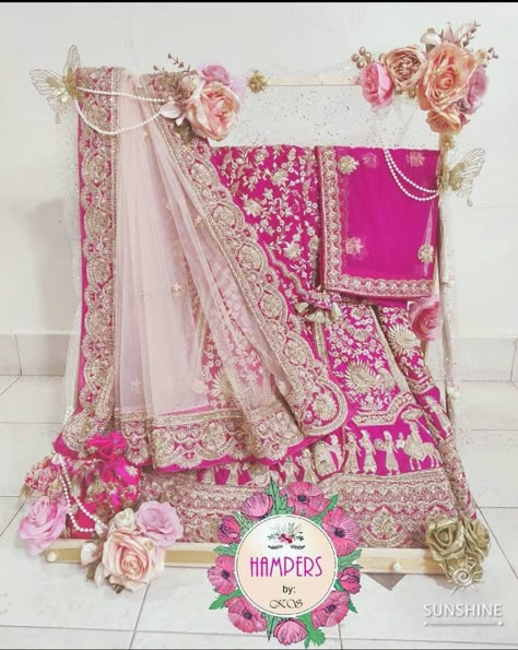 Wedding Lehenga Packing Ideas, Sandal Packing Ideas For Wedding, Saree Packing For Wedding, Lehnga Packing Decoration, Wedding Taals Ideas, Mameru Decoration Ideas, Lehenga Packing Ideas Wedding, Indian Bridal Gift Wrapping Ideas, Saree Packing Ideas Wedding Diy