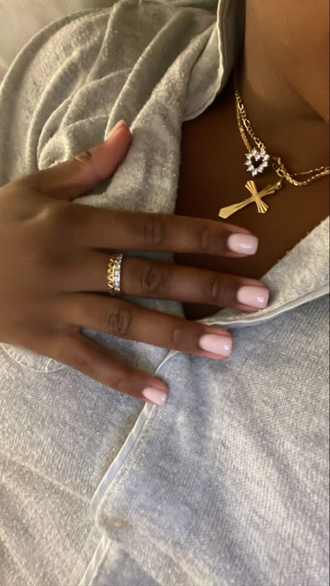 Short Nails And Rings, Gel Manicure Square Nails, Bright Natural Nails, Clean Nails Black Woman, Gel Manicure Black Women, Nail Ideas On Black Women, Nails Inspo For Dark Skin, Short Nails Ideas Black Women, Short Nude Nails Dark Skin