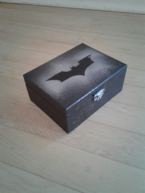 Spray paint batman Box! Batman Box Gift, Batman Gift Ideas, Diy For Boyfriend, Batman Crafts, Senior Boxes, Gifts For Your Partner, Bf Gift Ideas, Batman Diy, Batman Gifts