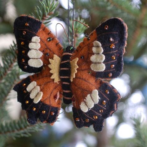 Bug Ornaments, Felt Butterfly, Wool Felt Projects, Christmas Felt, Paper Butterfly, Felt Embroidery, Felt Ideas, Wool Projects, Felt Birds