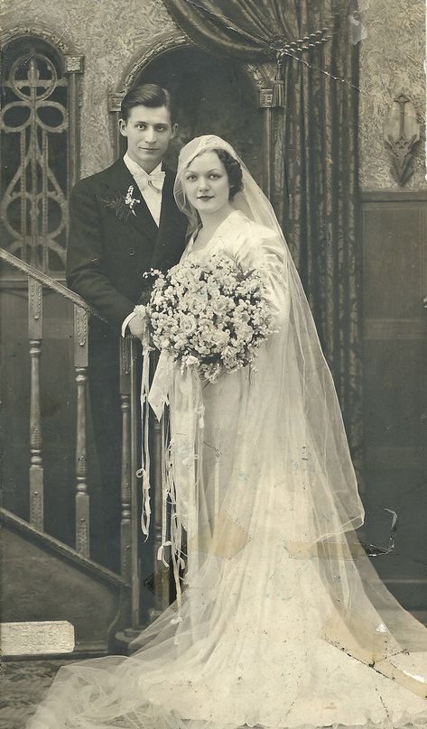 Old Wedding Photos, Vintage Wedding Pictures, Vintage Bridal Fashion, 1930s Wedding, Vintage Wedding Gowns, Chic Vintage Brides, Vintage Wedding Photography, Gowns Vintage, Old Wedding