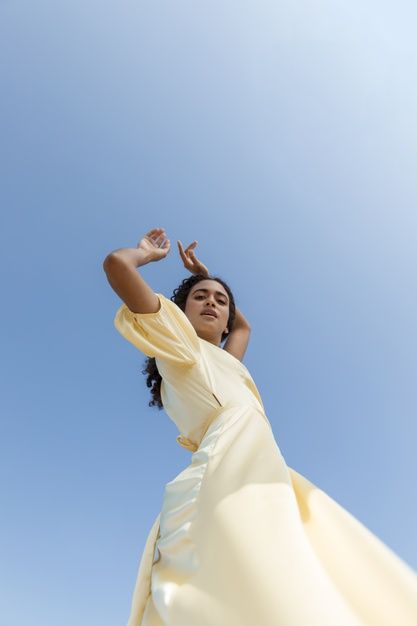 Inspiration Photoshoot, Woman Dancing, Photographie Portrait Inspiration, Sky Background, Outdoor Photoshoot, Fashion Photography Poses, Portrait Photography Poses, Model Poses Photography, Fashion Photography Inspiration