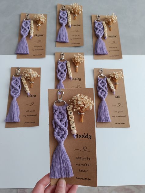 Customizable Macrame Name Keychain 😍 With 28 color and 6 flower option. Unlimited card designs.🌺 Also we are selling on Etsy 🎀 #macrame #macramekeychain #makrome #namekeychain #custommacrame #maidofhonor #macramegifts #bridalshowerfavors #weddingfavors #bridesmaidproposal #birthdaygift #bridesmaidsgifts #engagementgift #baptismfavors #babyshowergift #birthgift #bachelorettegifts #macramenamekeychain #bridalshowerfavors #tietheknot Macrame Wedding Favors Diy, Macrame Party Favors, Macrame Name Keychain, Macrame Flower Keychain, Macrame Name, Macrame Keychain Wedding Favors, Etsy Macrame, Flower Bridesmaid, Name Keychain