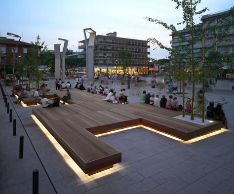 A Large Bench Serves As A Gathering Place In This Town Square Urban Seating, Urban Spaces Design, Urban Furniture Design, City Square, Outdoor Stage, Public Space Design, Urban Landscape Design, Archi Design, Public Seating