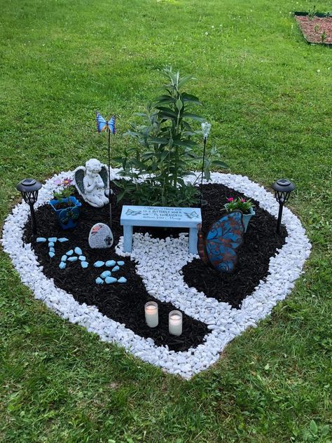 Memorial Backyard Ideas, Memorial Garden For Pets, Memorial Spot In Yard, Yard Memorial Ideas, Outdoor Pet Memorial Ideas, Pet Grave Ideas Memorial Gardens, Animal Grave Ideas, Cat Grave Ideas, Diy Headstone For Grave