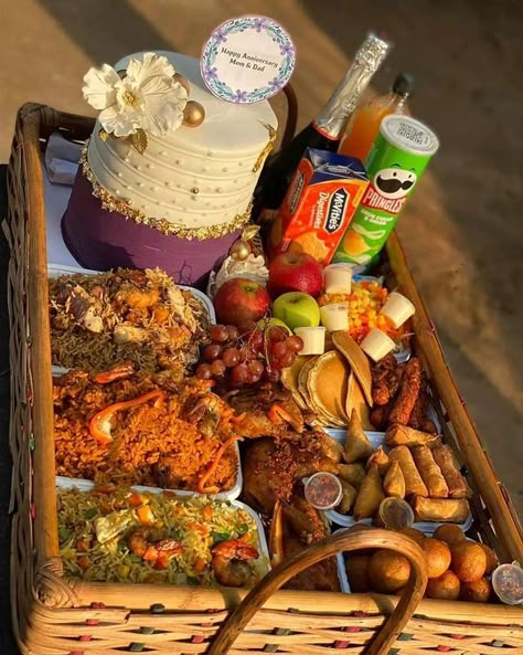 Surprise Package Ideas, Birthday Picnic Ideas For Him, Food Trays For Parties, Food Tray Packaging, Birthday Party Meal Ideas, Food Basket Ideas, Surprise Basket, Food Tray Ideas, Catering Menu Design