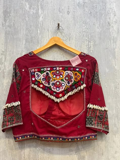 Gamthi Work Blouses, Navratri Blouse Designs, Navratri Design, Navratri Blouse, Gamthi Work, Kutchi Work, Navratri Outfits, Garba Outfit, Garba Dress