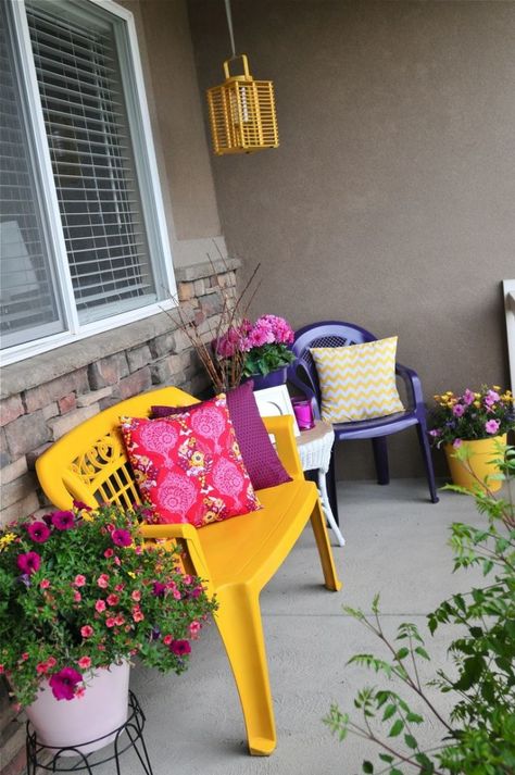 A absolutely <3 the idea of spray painting cheap plastic outdoor furniture bright colors to give it a whole new look :) Ideas Terraza, Diy Spray Paint, Porch Makeover, Diy Sprays, Painting Plastic, Outside Living, Plastic Furniture, Patio Cushions, Plastic Chair