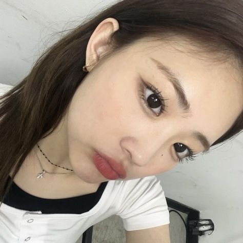 Kpop Selca Gg, Korean Pop Aesthetic, Inguene Makeup, Yunjin Makeup, New Jeans Makeup, Joonie Icons, Kpop Girl Icons, Korean Girl Icon, Kpop Gg Icons