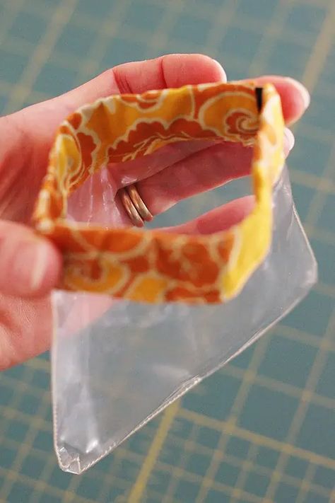 Tutorial to sew a vinyl flex frame pouch - Bonjour Quilts Snap Bags, Snap Bag, Bags To Sew, Quilting Templates, Pouch Tutorial, Bags To Make, Beginner Sewing Projects Easy, Costura Diy, Leftover Fabric